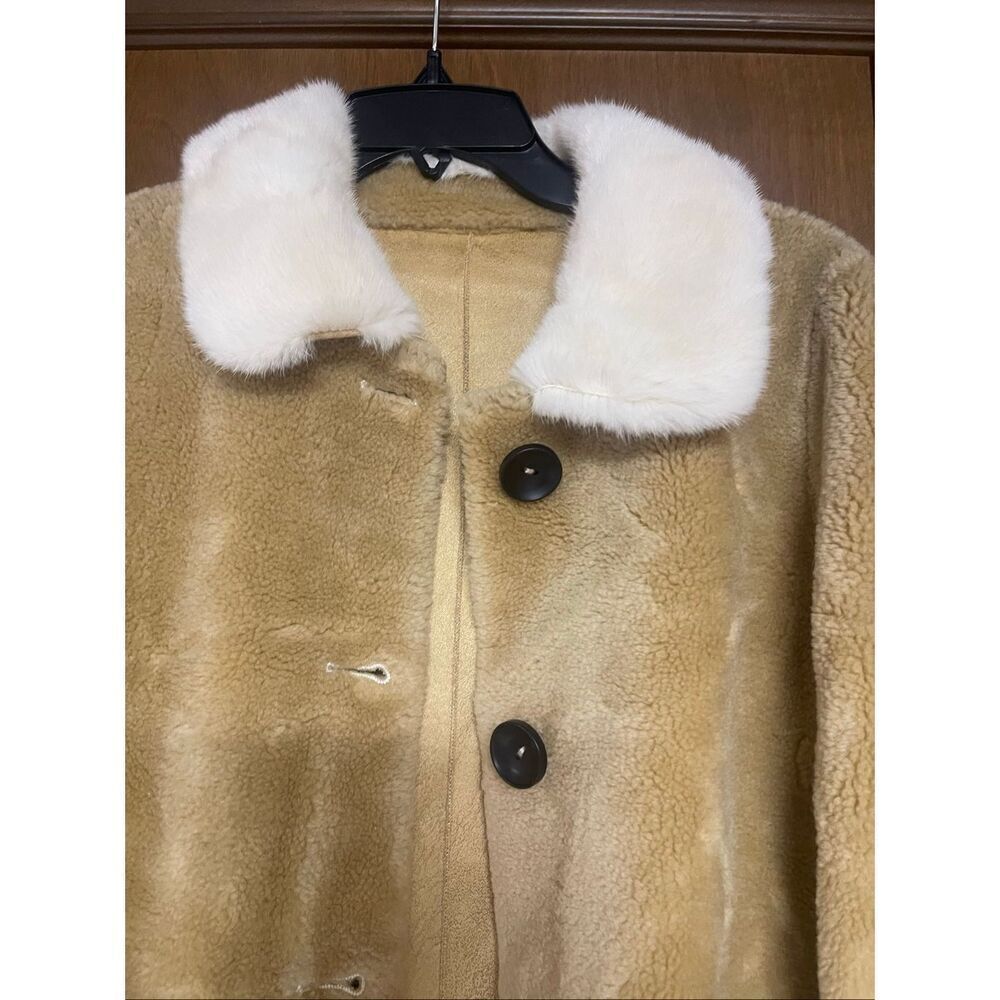 Unique coat - Picture 2 of 3